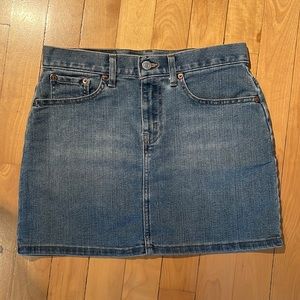 ✨ HP✨ Levi’s denim skirt. LIKE NEW! Flawless condition! Small. Made in 🇨🇦